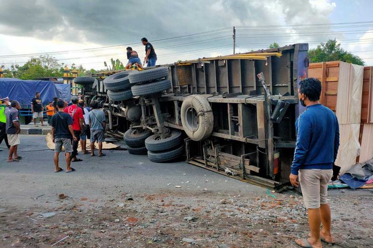 Truk tronton E 9582 D pengangkutan triplek yang melintas di Ring Road, Kelurahan Mojosongo, Kecamatan Jebres, Kota Solo, Jawa Tengah terguling hingga menutup jalan.