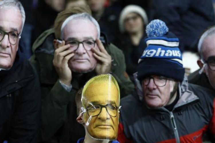 Suporter mengenakan topeng bergambar wajah mantan pelatih Leicester City, Claudio Ranieri, sebelum pertandingan antara Leicester dan Liverpool di  Stadion King Power pada 27 Februari 2017. 