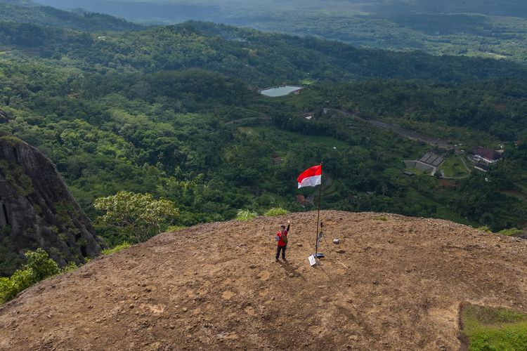 Puncak Gunung Api Purba Nglanggeran di Gunungkidul Yogyakarta (11/12/2025).