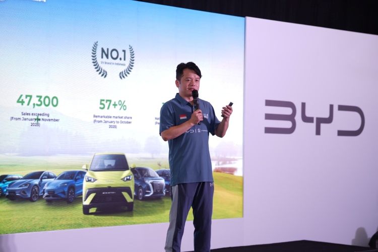 Presiden Direktur PT BYD Motor Indonesia Eagle Zhao saat memaparkan situasi terkini pasar EV Tanah Air dalam acara Year End Gathering di Palm Hill Golf Sentul, Kabupaten Bogor, Jawa Barat, Kamis (11/12/2025).