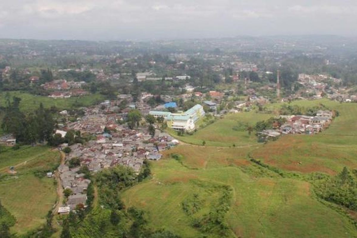 Kawasan Puncak di Cisarua, Kabupaten Bogor, Jawa Barat, daerah tangkapan air Sungai Ciliwung, semakin padat akibat perkembangan permukiman yang pesat seperti terlihat, Kamis (4/4/2013). Berdasar data Pusat Pengkajian, Perencanaan, dan Pengembangan Wilayah Institut Pertanian Bogor, kurun wakru 1990-2010, sebanyak 1.100 hektar hutan lebat dan belukar hilang, beralih fungsi di DAS Ciliwung hulu di Cisarua. Hal ini membuat potensi banjir Sungai Ciliwung di hilir semakin besar. 

