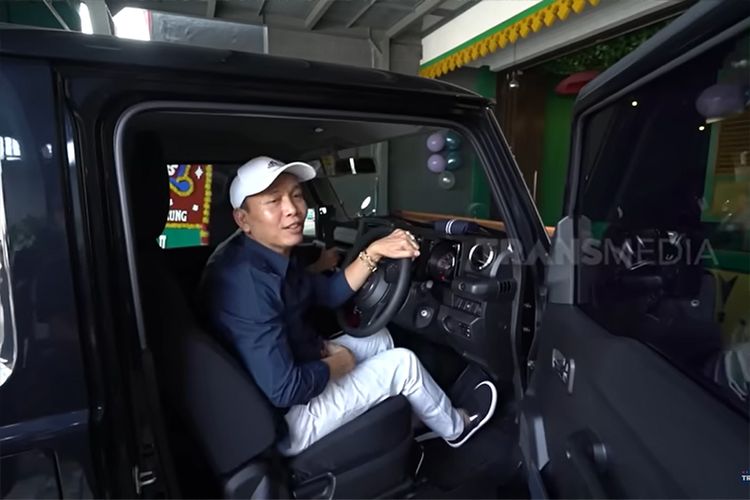 Ayah dari Penyanyi Dangdut Ayu Ting Ting, Ayah Rojak, saat mengemudikan Suzuki Jimny 3-pintu. 