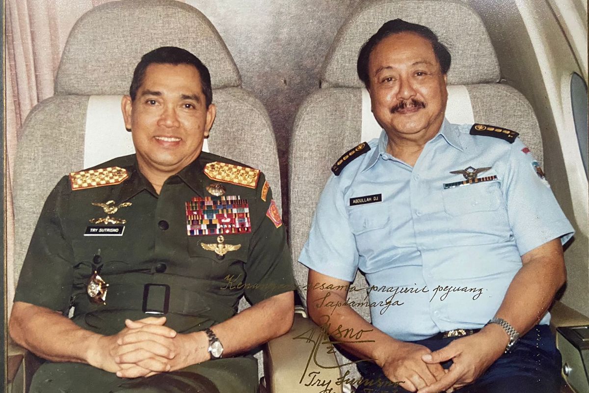 Kolonel (Pnb) Tituler Abdullah Djokomono (kanan) saat berfoto bersama dengan mantan Panglima ABRI ke-9 Jenderal (Purn) Try Sutrisno. Abdullah Djokomono merupakan pilot yang saat itu menerima pangkat Kolonel Tituler jasa-jasanya dalam mengendalikan burung besi.