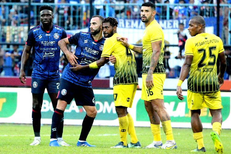 Pemain Arema FC Abel Camara dan Sergio Silva dijaga ketat pemain Barito Putera saat pertandingan babak 8 besar Piala Presiden 2022 yang berakhir dengan skor 0-0 dilanjutkan adu penalti 5-4 di Stadion Kanjuruhan Kepanjen, Kabupaten Malang, Sabtu (2/7/2022) sore.