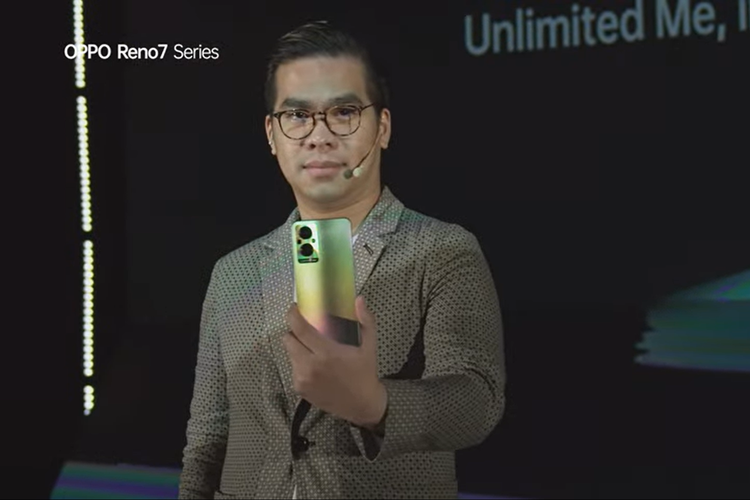 Patrick Owen, Chief Creative Officer Oppo Indonesia saat memerkan Oppo Reno7 series di acara peluncuran yang disiarkan di kanal YouTube Oppo Indonesia, Rabu (2/3/2022).