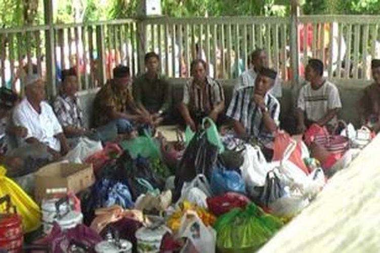 Warga Desa Pasi, Aceh Tunong, Kecamatan Meureubo, Kabupaten Aceh Barat, memiliki sebuah tradisi ritual doa dan kenduri makan bersama di pemakaman umum desa setempat. Ritual ini diperingati setiap tahun sekali di hari ke 12 setelah Hari Raya Idul Fitri.