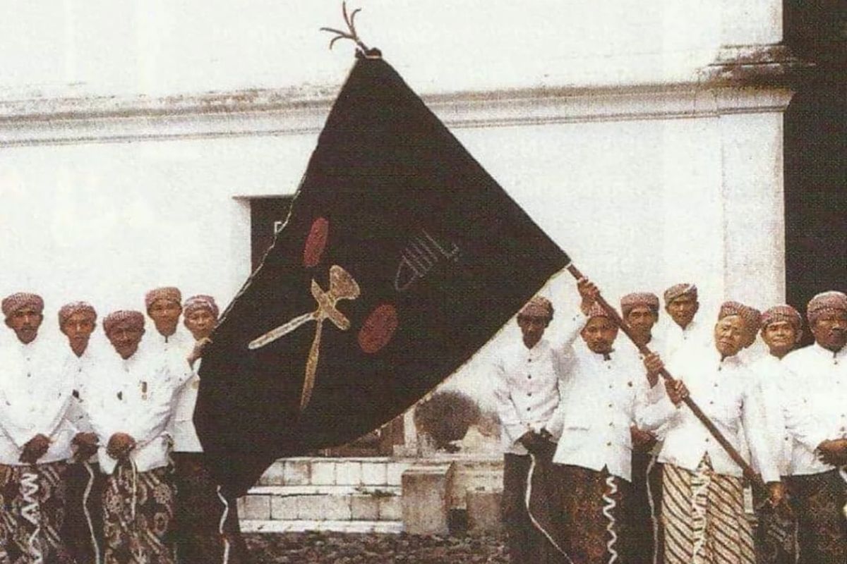 Kiai Tunggul Wulung, pusaka Keraton Yogyakarta berbentuk panji dari potongan kiswah Kabah.