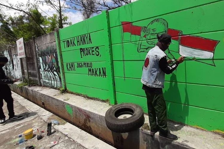Dua pemuda di Banjarmasin, Kalsel kembali membuat mural di Jalan RE Martadinata. 