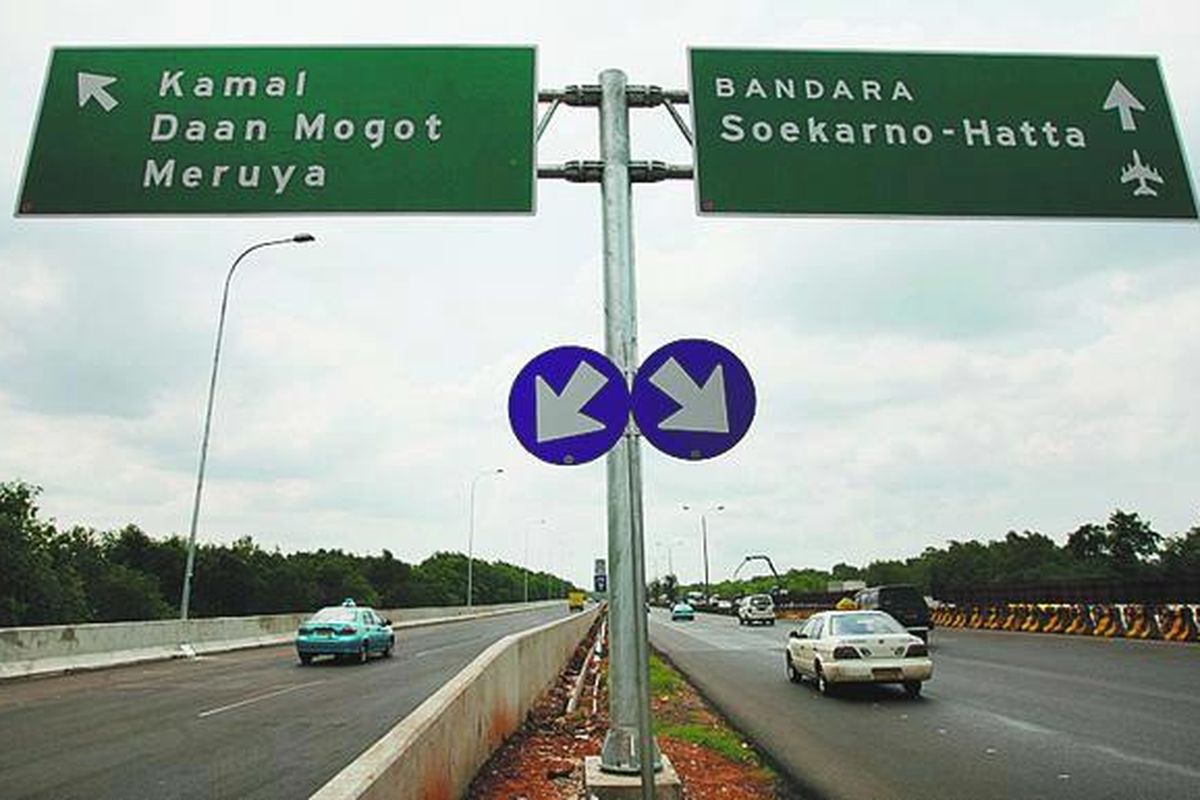 Ruas baru Jalan Tol Sedyatmo (kiri) ke arah Bandara Soekarno Hatta mulai digunakan pengendara saat uji coba ruas baru jalan tol, Jakarta Utara, Senin (1/12). Sedangkan ruas jalan tol yang sebelah kanan diperuntukkan bagi pengguna jalan yang langsung menuju bandara.  