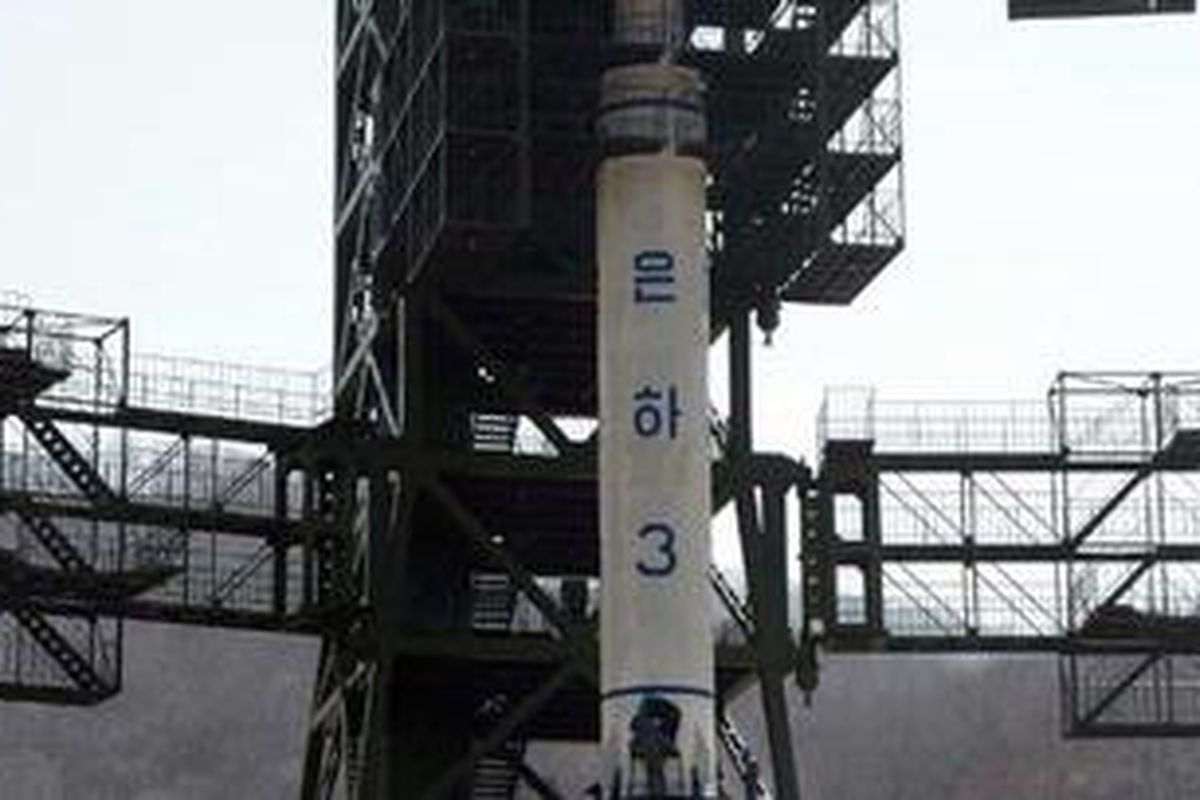 Korea Utara (Korut) mengumumkan bulan lalu bahwa negara itu akan meluncurkan sebuah roket yang akan membawa sebuah satelit antara tanggal 12 dan 16 April untuk menandai peringatan 100 tahun kelahiran Kim Il Sung, pendiri negara komunis tersebut.