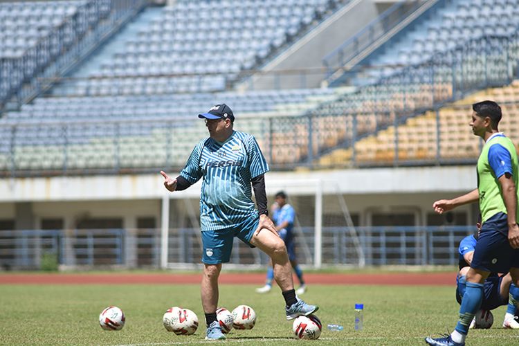 Pelatih Persib Bandung, Robert Rene Alberts, saat memimpin sesi latihan timnya di Stadion Gelora Bandung Lautan Api (GBLA), Kamis (8/4/2021). Robert Alberts sukses mengantarkan Persib ke semifinal Piala Menpora 2021.