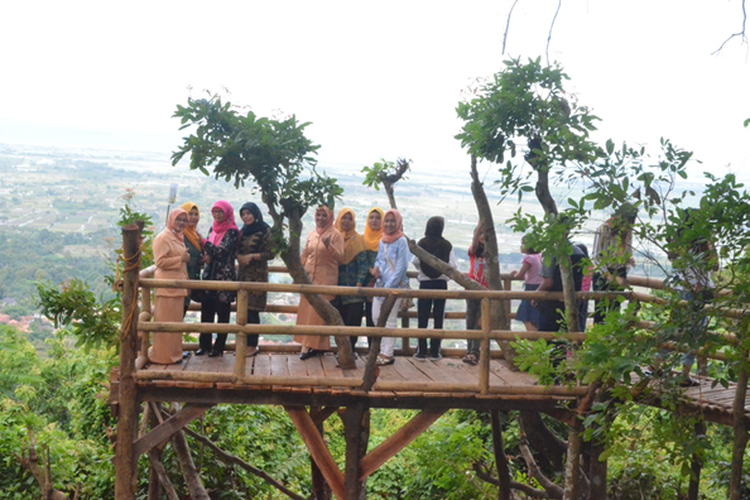 Cerita Gunung Pinang mengisahkan anak yang durhaka kepada ibunya. Gunung Pinang dikenal sebagai tempat wisata di Serang, Banten. 