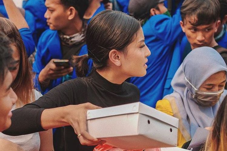 Karin Novilda atau Awkarin membagi-bagikan 3.000 nasi kotak kepada mahasiswa pengunjuk rasa di Gedung DPR, Jakarta Pusat, Selasa (24/9/2019). 