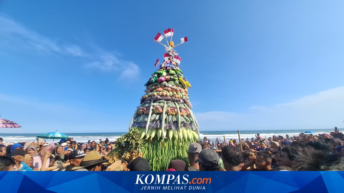 Saat Kepala Kambing Dilarung di Pantai Happy Kebumen, Belasan Ribu Warga Berdesakan di Tepi Laut