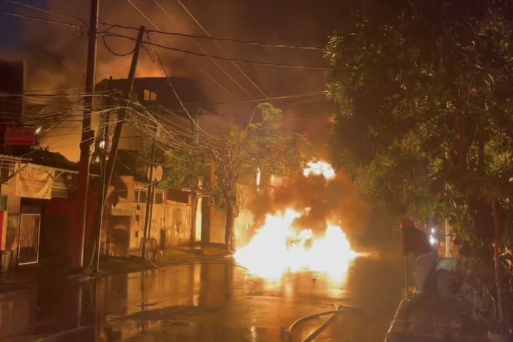 Kebakaran Bengkel dan Gudang Spare Part di Cengkareng, 20 Mobil Damkar Dikerahkan