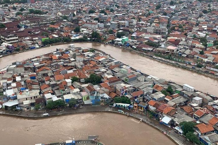 Tampilan banjir Jakarta di kawasan Kampung Melayu, Jakarta Timur, dari helikopter yang mengangkut Kepala BNPB Doni Monardo dan Gubernur DKI Jakarta Anies Baswedan, saat mereka meninjau kondisi banjir terkini pada Rabu (1/1/2020).