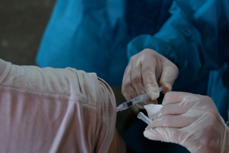 Ilustrasi vaksin booster. - Saat ini Pemkab Bandung memprioritaskan pemberian vaksin booster dosis kedua atau vaksin keempat untuk nakes. Sementara untuk masyarakat, masih dilakukan percepatan untuk vaksin booster pertama.