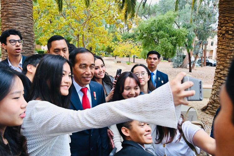 Presiden Joko Widodo melayani permintaan foto selfie para mahasiswi usai memberikan kuliah umum di Stanford University, San Fransisco, Amerika Serikat, Rabu (15/11/2023) waktu setempat. 