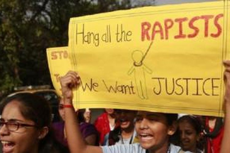Siswa India membawa poster dan meneriakkan slogan-slogan dalam sebuah protes yang diselenggarakan untuk menimbulkan kesadaran tentang kekerasan berdasarkan gender terhadap perempuan di Mumbai, 10 Desember 2014