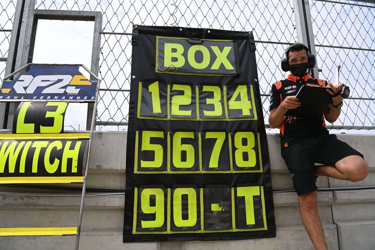 Kru tim Tech 3 KTM Factory Racing menyiapkan papan informasi pit board bagi pembalapnya Raul Fernandez pada hari kedua tes pramusim MotoGP 2022 di Pertamina Mandalika International Street Circuit, Lombok Tengah, NTB, Sabtu (12/2/2022). Sesi tes pramusim di sirkuit Mandalika tersebut akan berlangsung hingga Minggu (13/2/2022).