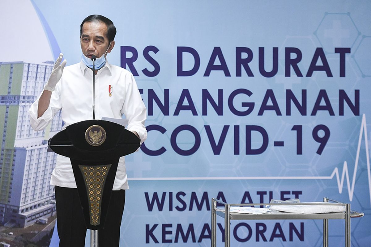 Presiden Joko Widodo memberikan keterangan pers saat meninjau Rumah Sakit Darurat Penanganan COVID-19 Wisma Atlet Kemayoran, Jakarta, Senin (23/3/2020). Presiden Joko Widodo memastikan Rumah Sakit Darurat Penanganan COVID-19 Wisma Atlet Kemayoran siap digunakan untuk menangani 3.000 pasien.