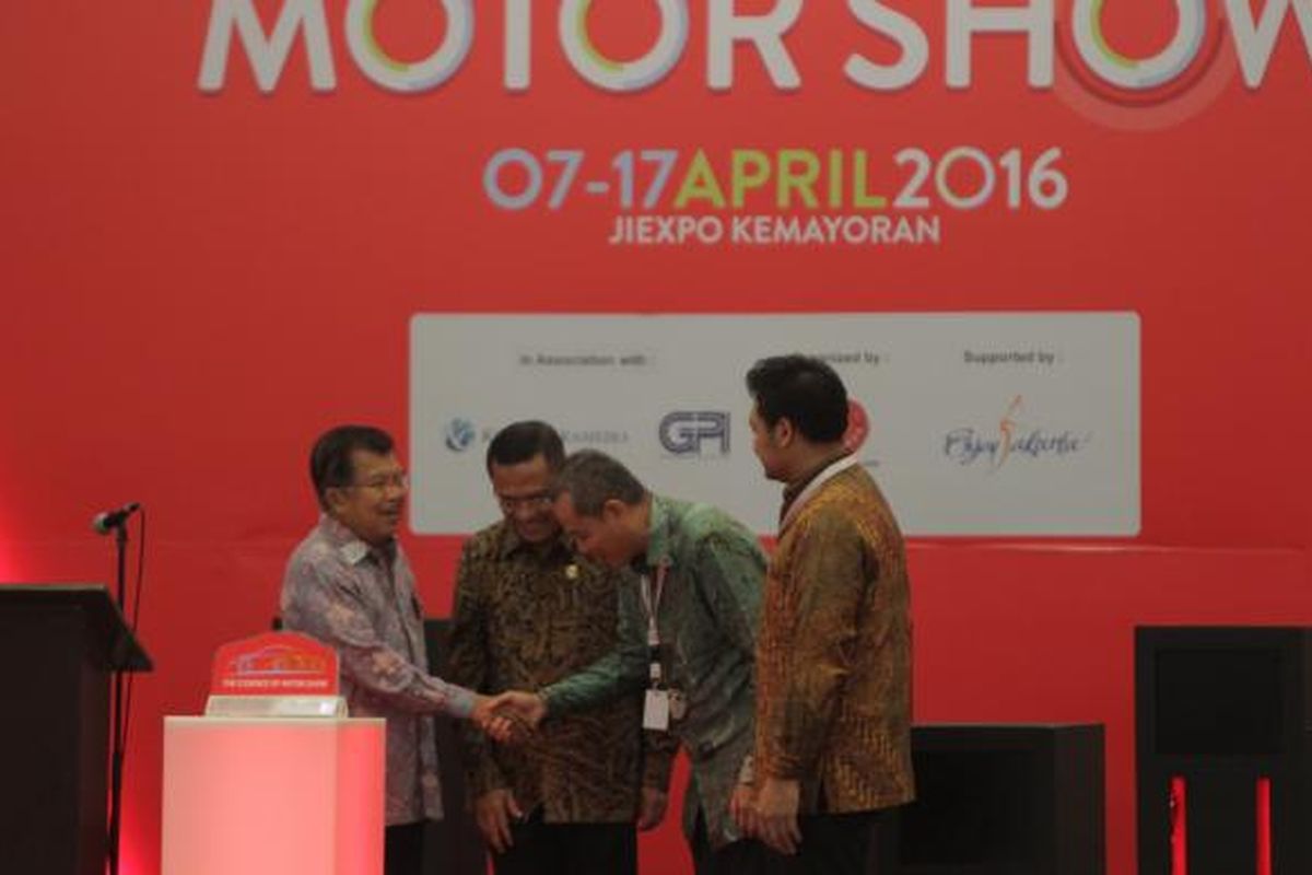 Wakil Presiden Jusuf Kalla disaksikan oleh Menteri Perindustrian Saleh Husin, bersalaman dengan CEO Kompas Gramedia Liliek Oetama, dalam pembukaan Indonesia International Motor Show 2016, di JIExpo Kemayoran, Jakarta, Kamis (7/4/2016). Pameran otomotif ini akan berlangsung hingga 17 April 2016.