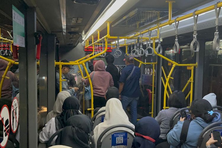 Kondisi penumpang Transjabodetabek rute Lebak Bulus-Sawangan di Terminal Sawangan, Kamis (26/6/2025).