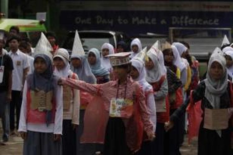 Murid baru mengikuti masa orientasi di Sekolah Masjid Terminal (Master), Depok, Jawa Barat, Senin (15/7/2013). Sekolah bagi anak-anak jalanan ini rencananya akan digusur untuk pengembangan terminal dan mal.