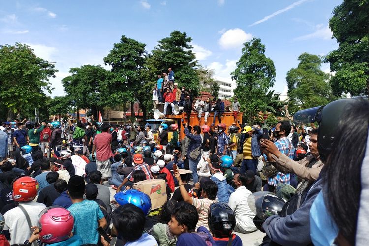 Aksi Demonstrasi Warga Madura Mengatasnamakan Koalisi Masyarakat Madura Bersatu di Depan Kantor Balai Kota Surabaya, Senin (21/6/2021)