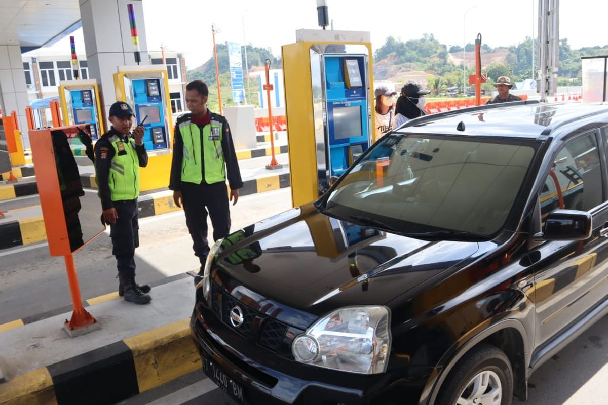 Pintu masuk Simpang Pasir, Palaran, Tol Samarinda – Balikpapan, Kaltim, Jumat (19/6/2020). 