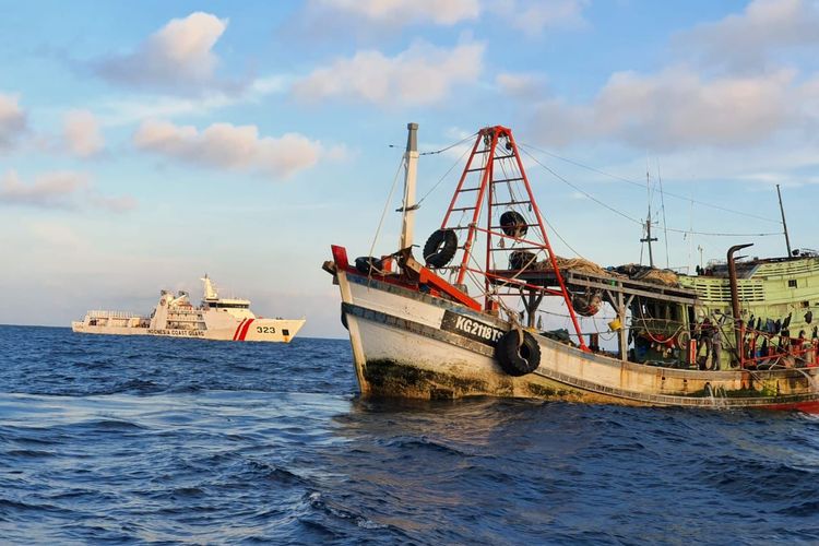 Badan Keamanan Laut (Bakamla) menangkap kapal berbendara Vietnam yang tertangkap tangan tengah mencuri ikan di Laut Natuna Utara, tepatnya di perbatasan Indonesia-Malaysia bagian Barat, Kepulauan Riau, Jumat (24/12/2021).