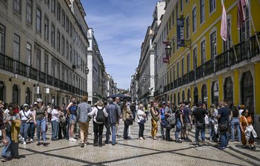 Orang-orang mengantre di ATM pusat Kota Lisbon, Portugal, pada 28 April 2025, saat terjadi mati listrik Spanyol-Portugal yang memengaruhi seluruh semenanjung Iberia dan Perancis selatan. Pemadaman listrik besar-besaran terjadi pada pagi 28 April 2025.