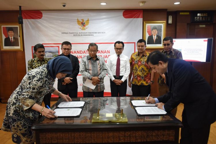 Lembaga Manajemen Aset Negara (LMAN) bersama PT Patriot Nusantara Aceh (PATNA) menandatangani perjanjian kerja sama operasional kilang gas alam cair (LNG) untuk Kawasan Ekonomi Khusus (KEK) Arun Lhokseumawe di kantor Kementerian Koordinator Bidang Perekonomian, Jakarta Pusat, Senin (12/2/2018).