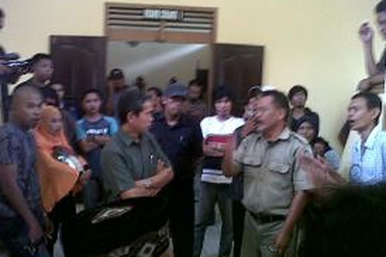Sejumlah keluarga korban tengah mengamuk di Pengadilan Negeri (PN) Watampone, Kabupaten Bone, Sulawesi Selatan lantaran menilai jaksa penuntut umum (JPU) sengaja menghilangkan pasal berlapis pada tuntutan terdakwa pemerkosaan anak dibawa umur. Kamis, (28/11/2013).