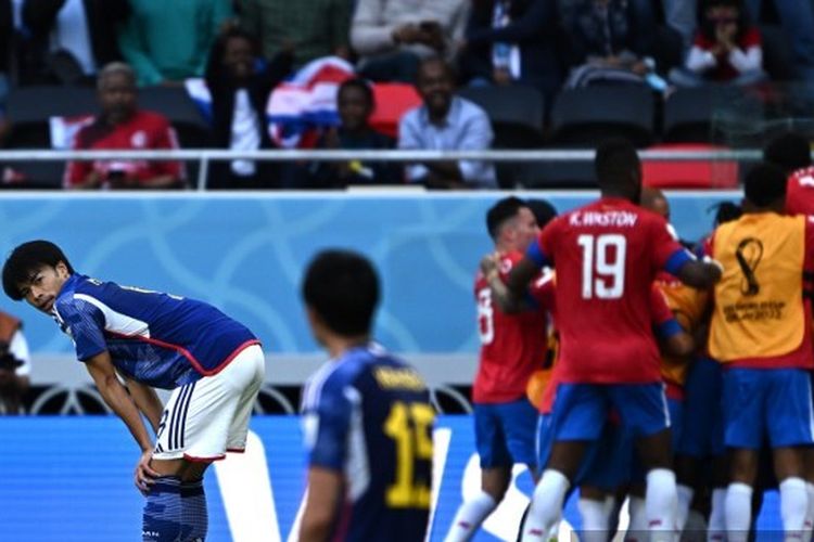 Para pemain Kosta Rika merayakan gol Keysher Fuller Spence ke gawang Jepang pada laga matchday 2 Grup E Piala Dunia 2022 di Stadion Ahmad bin Ali, Al Rayyan, Qatar, Minggu (27/11/2022) sore WIB.