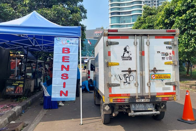 Layanan uji emisi gratis bagi kendaraan roda empat berbahan bakar bensin dan solar, digelar di kawasan CNI, Kembangan, Jakarta Barat, pada Selasa (5/7/2022).