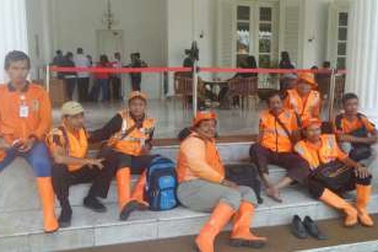Pasukan oranye Jatinegara datang ke Balai Kota DKI untuk mengadukan pemecatan mereka kepada Plt Gubernur Sumarsono, Rabu (18/1/2017). 