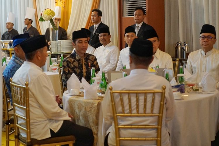 Presiden Joko Widodo menghadiri acara buka puasa bersama yang diadakan oleh Ketua DPR Bambang Soesatyo di rumah dinas Ketua DPR, Kompleks Widya Chandra, Jakarta Selatan, Senin (28/5/2018).