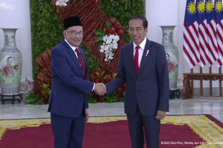 Presiden Joko Widodo dan Perdana Menteri Malaysia Anwar Ibrahim berjabat tangan sebelum pertemuan keduanya di Istana Bogor, Senin (9/1/2023). Anwar Ibrahim ke Indonesia dalam kunjungan luar negeri pertamanya sebagai PM.