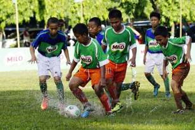 Suasana pertandingan di babak penyisihan MILO Football Championship di Lapangan Hasanuddin Makassar.
