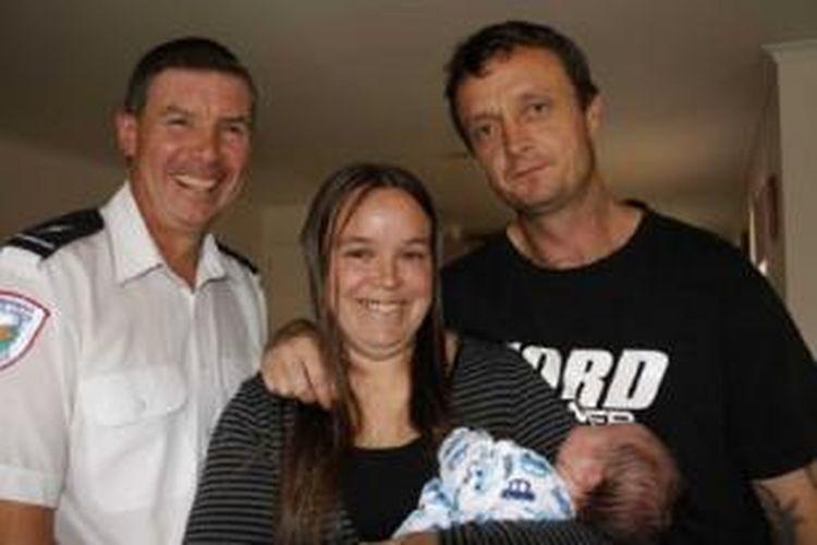 Deanne Fraser dengan bayi laki-lakinya dan petugas ambulan yang memandunya via telepon Mark West (kiri) dan ayah dari bayinya Tim Evans (kanan).
