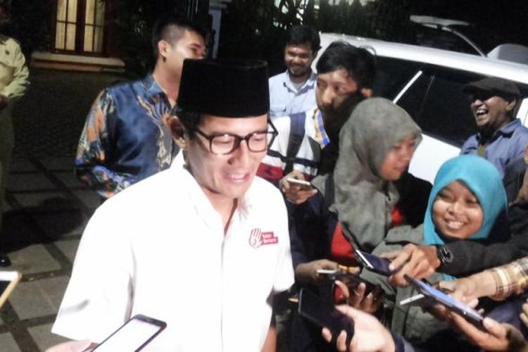 Calon wakil gubernur DKI Jakarta nomor tiga Sandiaga Uno usai mengadakan pertemuan dengan Prabowo dan sejumlah petinggi Partai Gerindra di rumah Prabowo di Jalan Kertanegara, Kebayoran Baru, Jakarta Selatan, Jumat (10/3/2017).