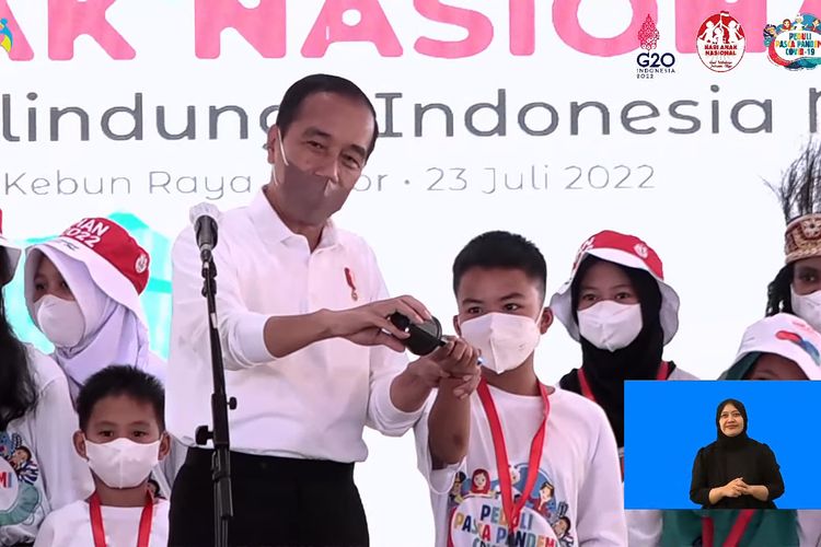 Presiden Joko Widodo bermain sulap dalam peringatan Hari Anak Nasional di Kebun Raya Bogor, Sabtu (23/7/2022).