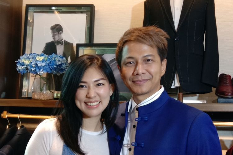 Delon Thamrin dan Aida Chandra saat melakukan fitting baju di Wong Hang Tailor. 