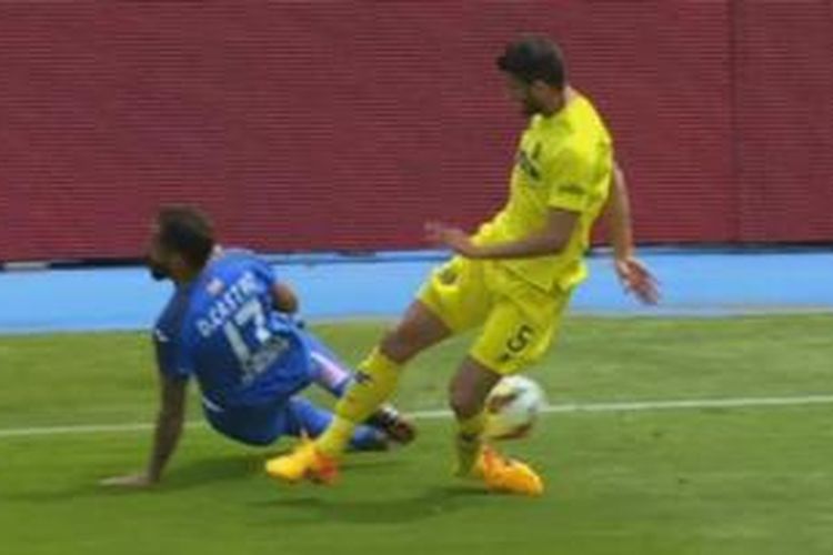 Bek Villarreal, Mateo Musacchio (kanan), mengalami cedera parah pada laga melawan Getafe di Stadion Coliseum Alfonso Perez, Madrid, Minggu (12/4/2015).