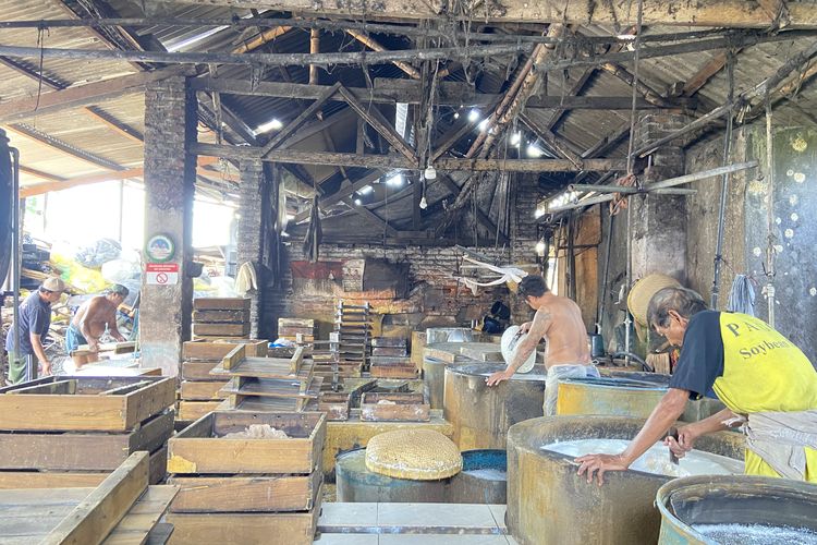 Aktivitas produksi di pabrik tahu Tropodo, Sidoarjo Rabu (13/8/2025)