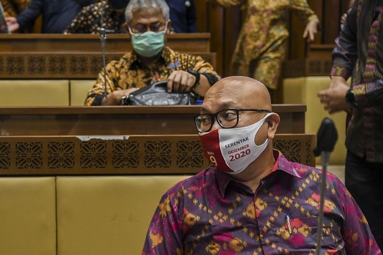 Pelaksana tugas (Plt) Ketua KPU Ilham Saputra (kanan) berbincang dengan Ketua Dewan Kehormatan Penyelenggara Pemilu (DKPP) Muhammad (kiri) sebelum mengikuti rapat kerja dengan Komisi II DPR di Kompleks Parlemen, Senayan, Jakarta, Selasa (19/1/2021). Rapat tersebut membahas evaluasi pelaksanaan Pilkada Serentak tahun 2020. ANTARA FOTO/Galih Pradipta/wsj.