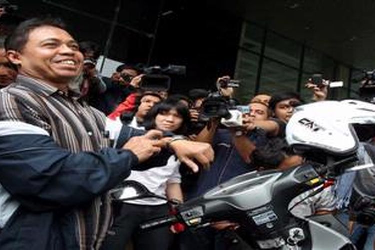 Walikota Depok Nur Mahmudi Ismail datang ke gedung Komisi Pemberantasan Korupsi (KPK), Jakarta, Selasa (11/12/2012). Kedatangan Nur Mahmudi untuk menghadiri undangan KPK dalam acara pemaparan hasil survei integritas sektor publik oleh KPK. Kader PKS ini datang ke KPK dengan mengendarai sepeda motor. Ia menyetir sendiri sepeda motor tersebut dari kantor dinas Walikota Depok.

