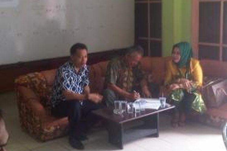 Calon anggota legislatif pusat dari PPP Fernita (kanan), sedang menunggu pemeriksaan terkait dugaan pelanggaran Pemilu di Kantor Panwaslu Kabupaten Tasikmalaya, Sabtu (1/3/2014). Ia membagi-bagikan uang saat acara jalan santai PPP di Puspahiang, Kabupaten Tasikmalaya, Minggu (23/2/2014).