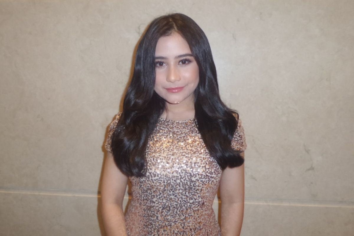 Prilly Latuconsina berpose saat menghadiri acara pengumuman nominasi Festival Film Indonesia (FFI) 2017 di Raffles Hotel, Jakarta Selatan, Kamis (5/10/2017) malam.